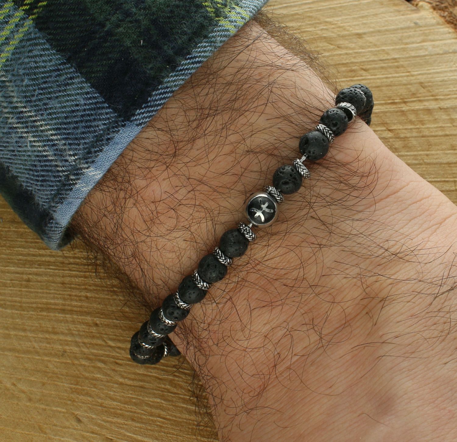 Bransoletka męska Lawa wulkaniczna i znak zodiaku Ryby NOMINATION 027928 012  z kolekcji Instinctstyle to oryginalny, męski dodatek, który będzie pasował do każdej stylizacji, zarówno eleganckiej jak i sportowej. Kamienie z lawy wulkanicznej.jpg